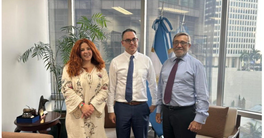 S.E. El embajador Ricardo Luis Bocalandro y el Ministro Leandro Waisman recibieron a Melody Amal Khalil Kabalan codirectiva de THCA hcb durante la gira asiática.