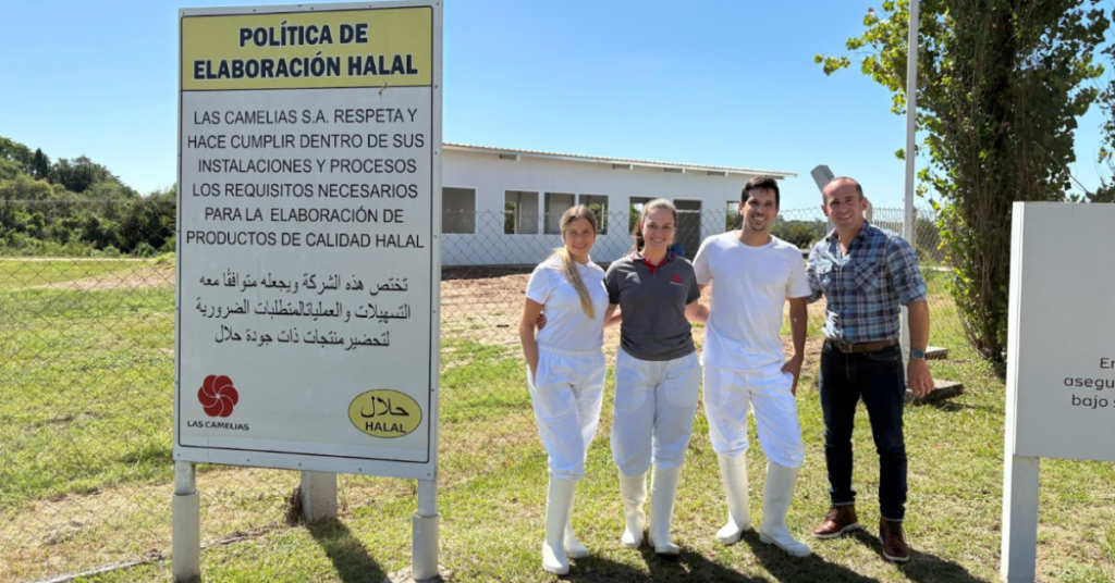 Durante la auditoría del día 3 de Abril del 2025 realizada en la planta avícola Las Camelias S.A., provincia de Entre Ríos, se observó en el ingreso un cartel institucional que comunica de forma visible su Política de Elaboración Halal, redactada en español y árabe.
