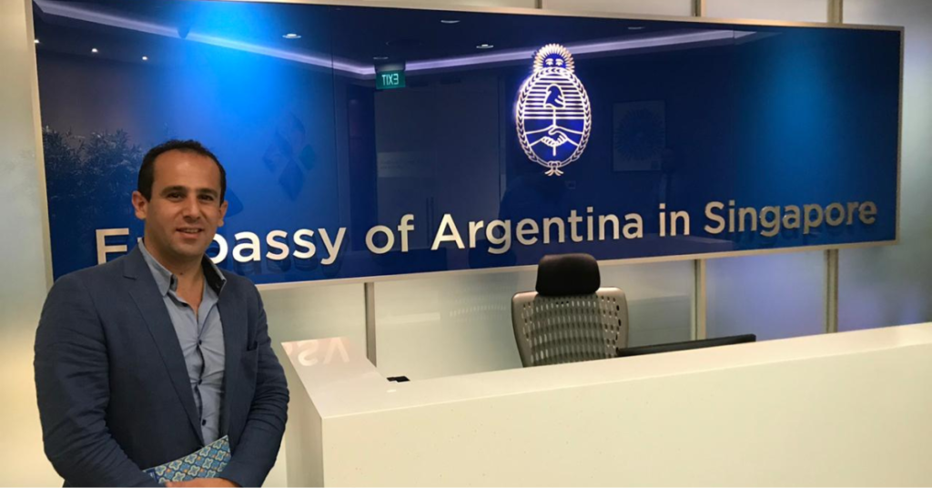 Ismael Khalil, co-director de la organización, auditor Halal y coordinador general de auditorías. Es el encargado de entrenar tanto a faenadores como a auditores Halal, acompañando de cerca cada proceso para asegurar el cumplimiento de los principios religiosos y los estándares técnicos exigidos.